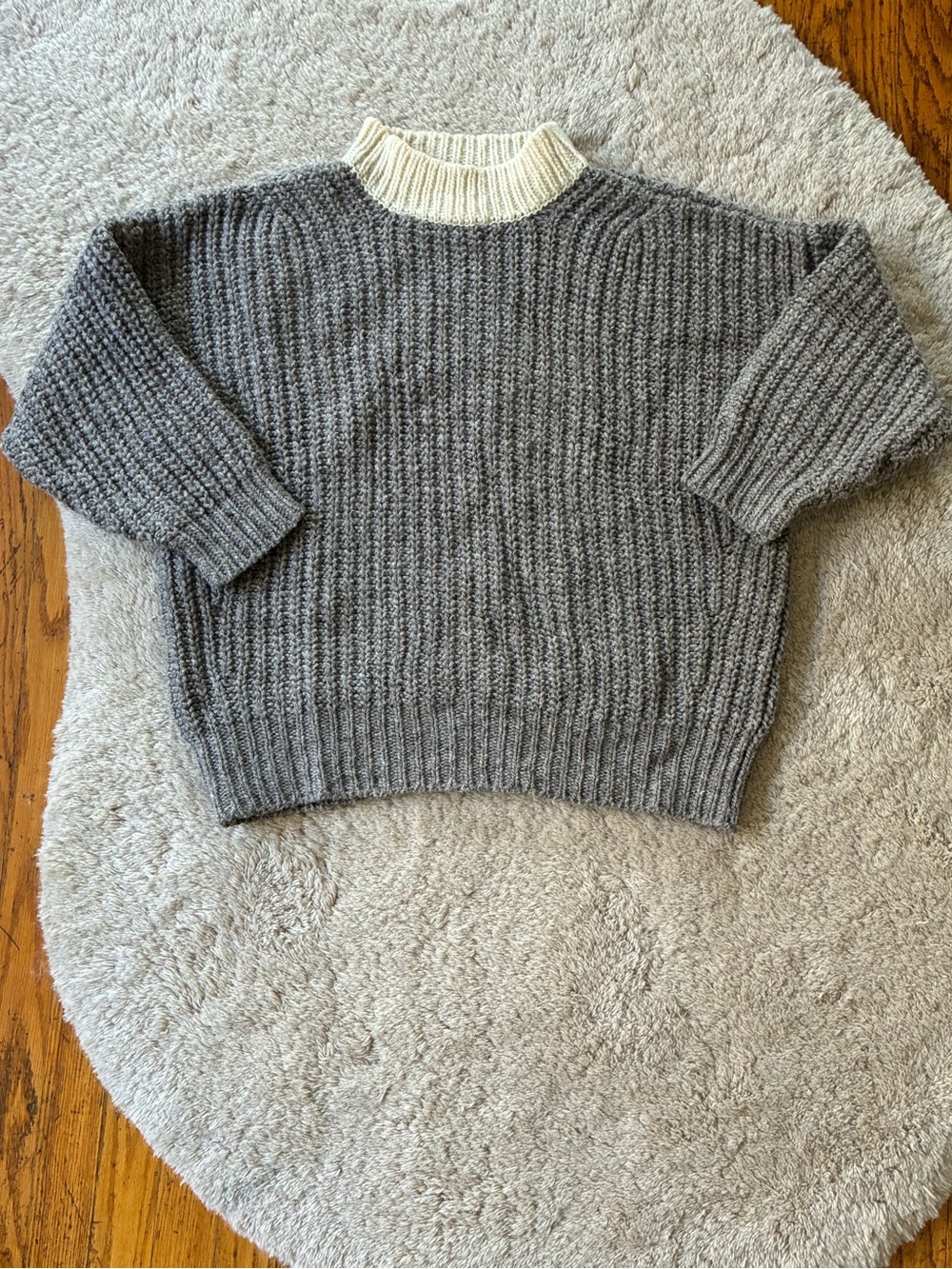 Babaa wool jumper with white cream contrast collar OS